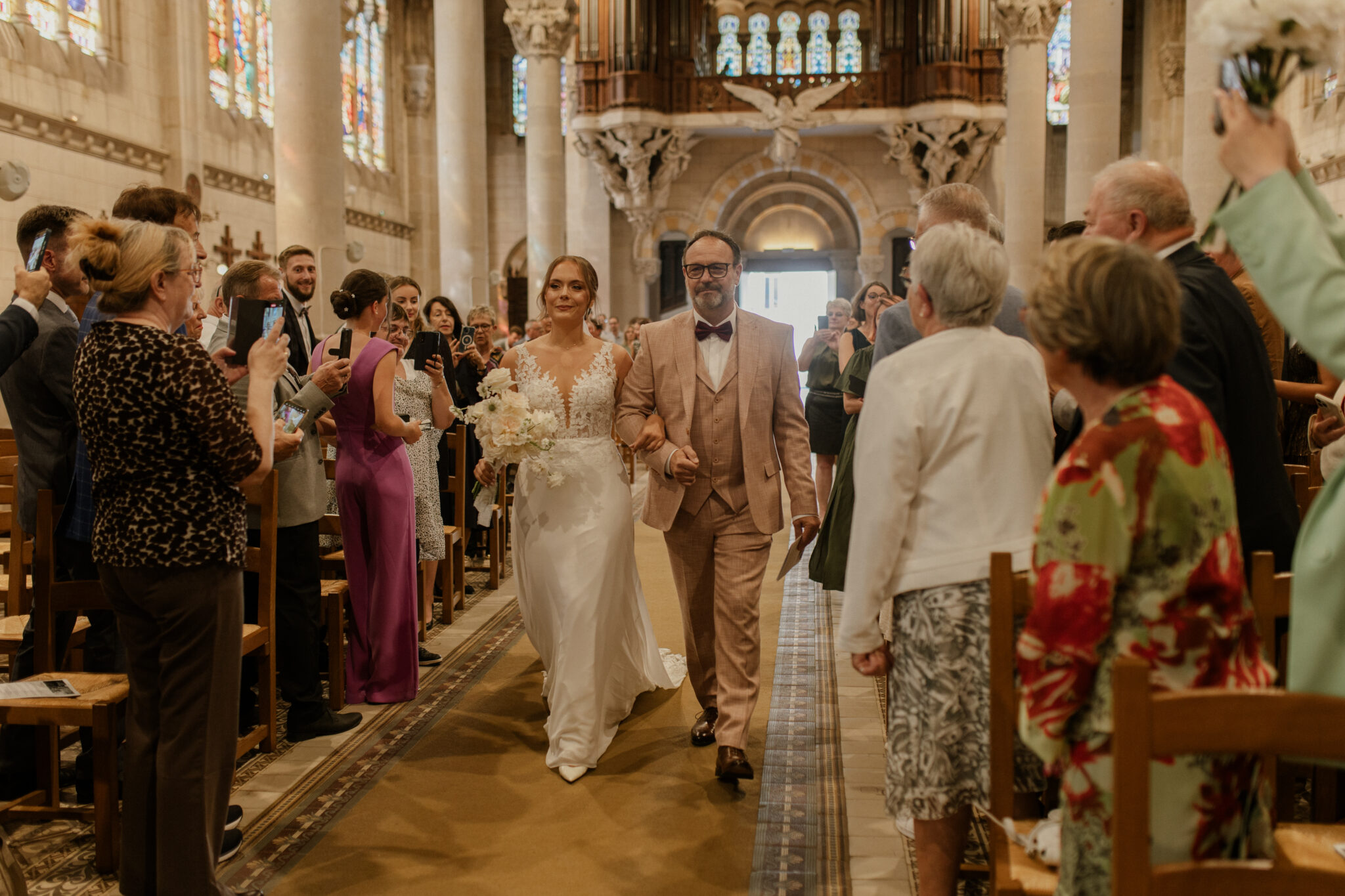 Entrée de la mariée au bras de son père à l'église du sacré coeur à Nancy