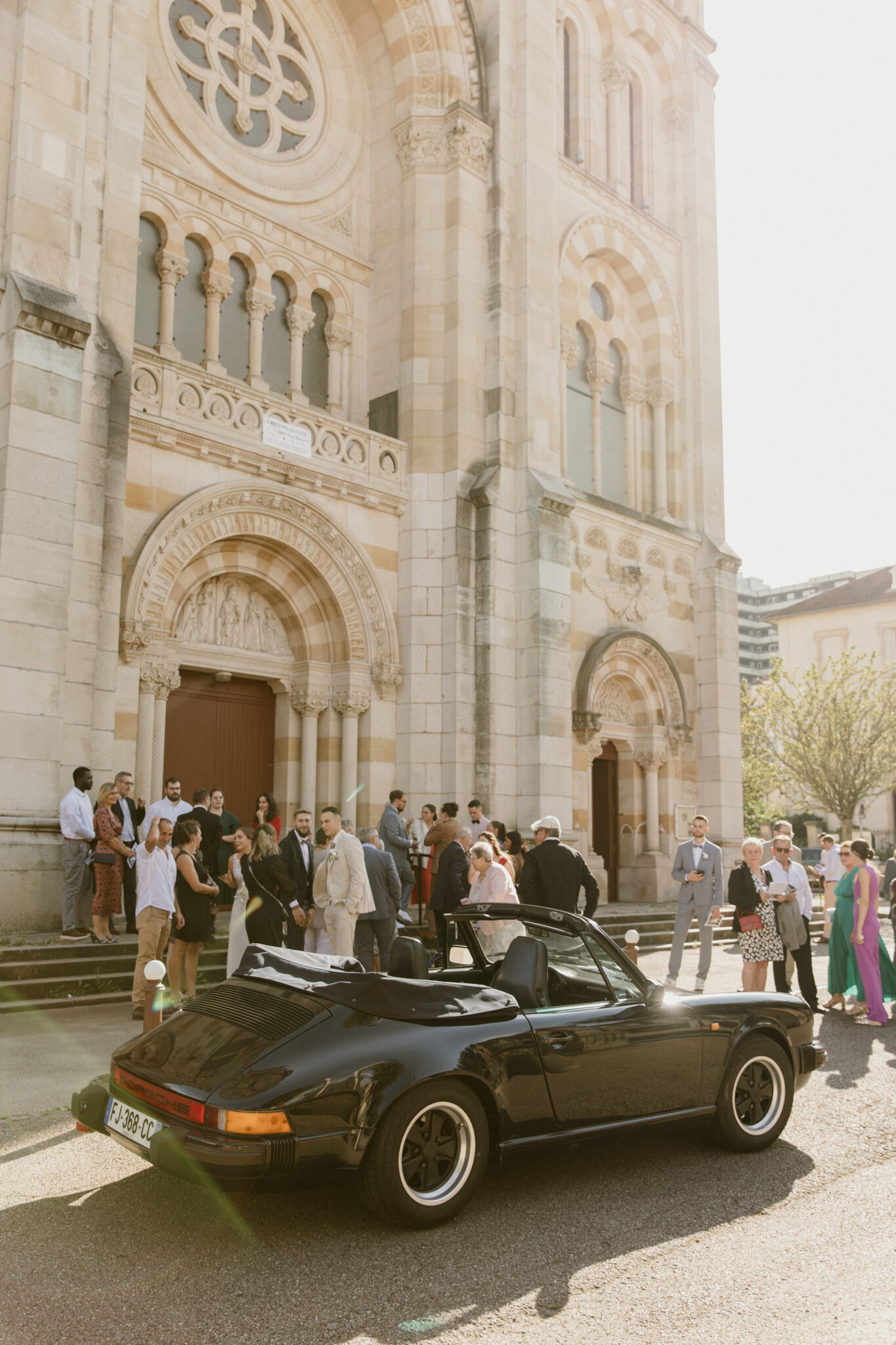 vieille voiture devant l'eglise pour un mariage elegant à Nancy