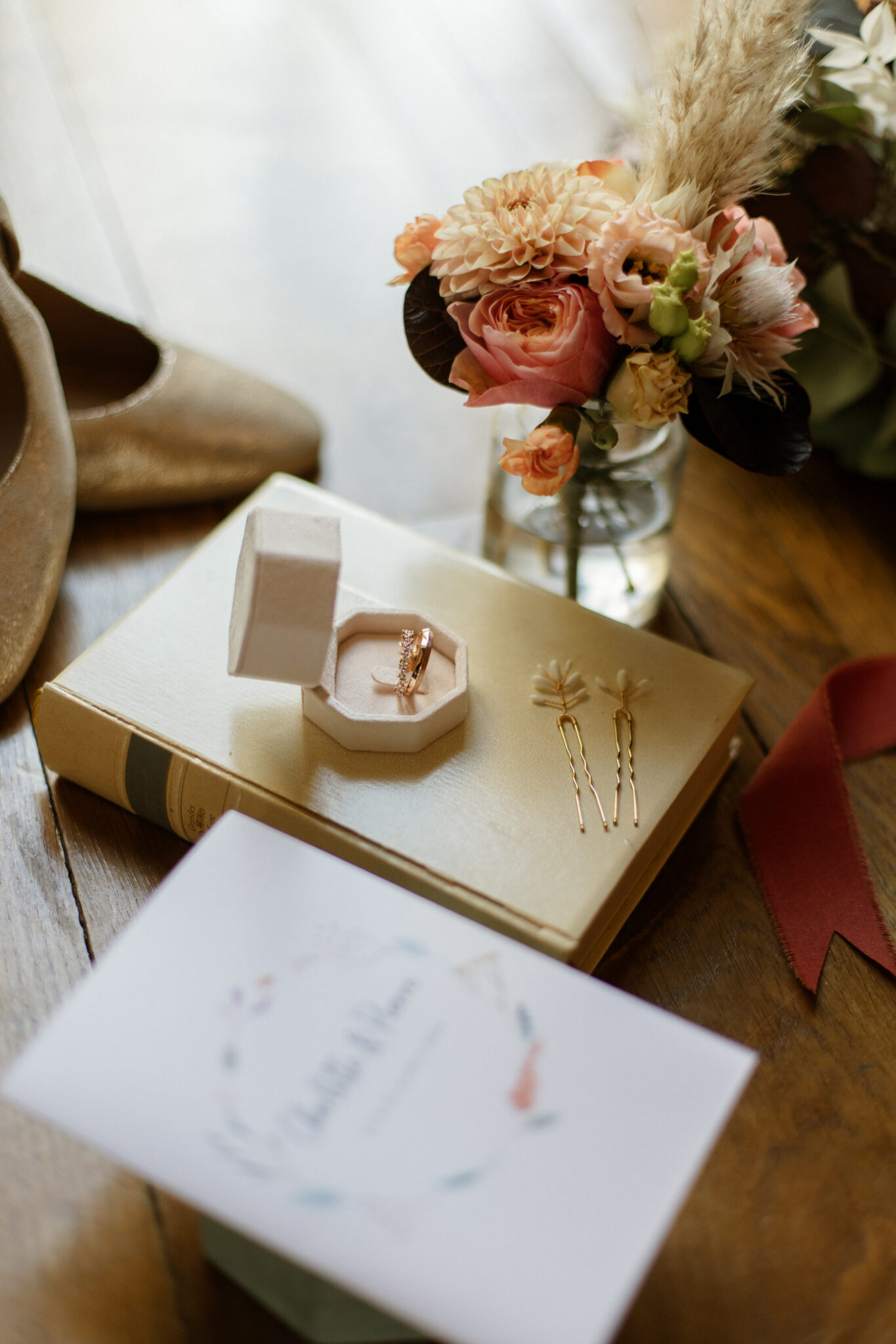 les détails du mariage bague fleurs chaussures de la mariée