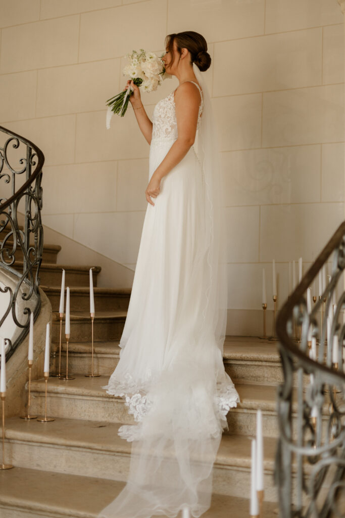 une mariée dans l'escalier du Chateau de Art sur Meurthe