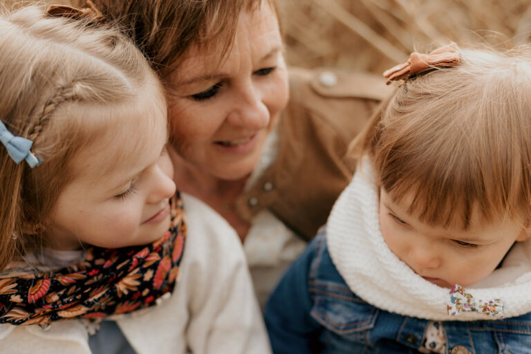 une grand meres et ses deux petites filles lors d'une seance photo en extérieur