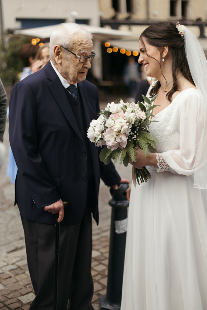 l emotion de la mariée et de son grand père à la sortie de la basilique Saint Efvre à Nancy