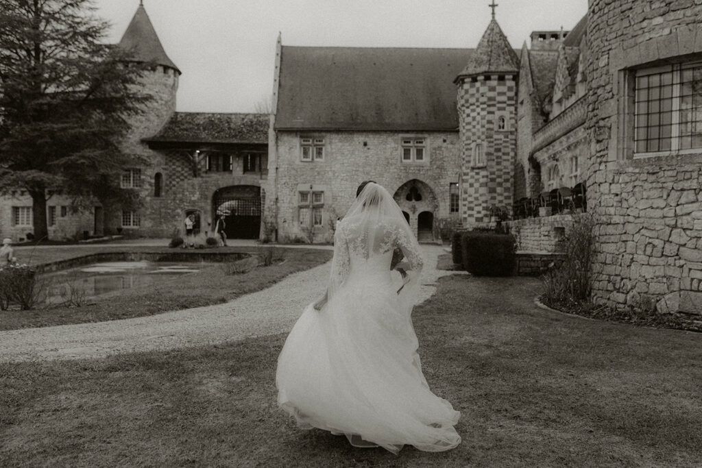une mariée devant le chateau de Hattonchatel