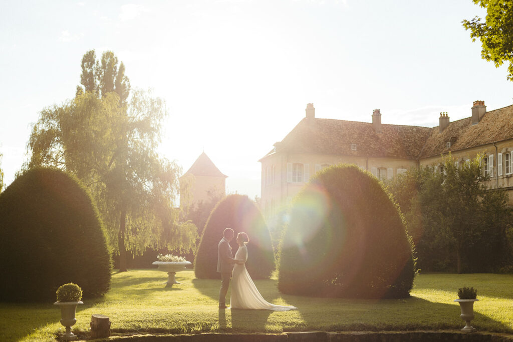 séance photo des mariés à la golden hour au chateau d'autigny la tour