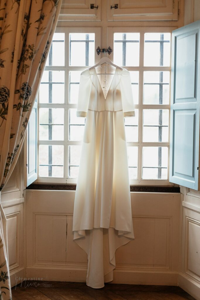 Robe de marié accrochée devant la fenetre au Chateau de Boucq