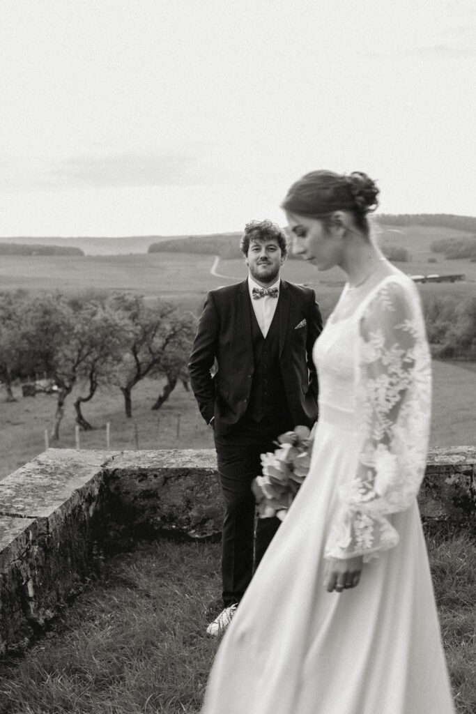Photographe mariage Nancy Couple de mariés en noir et blanc style moderne