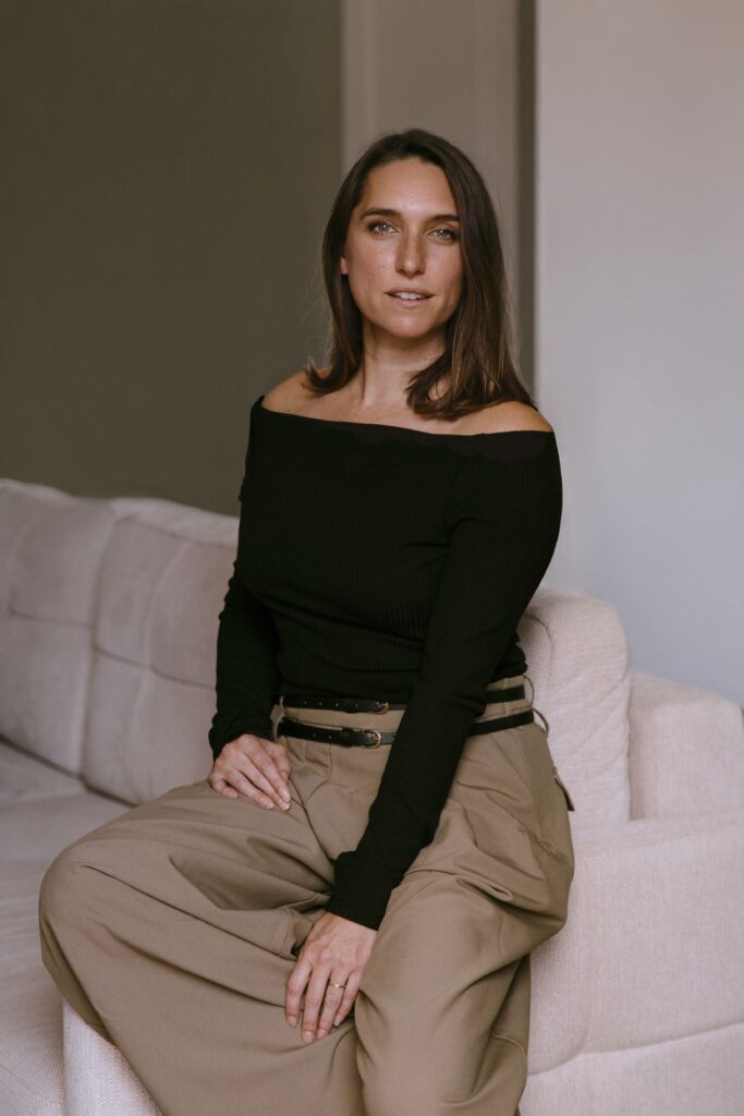 Portrait de la photographe Clementine Miano destination wedding photographer