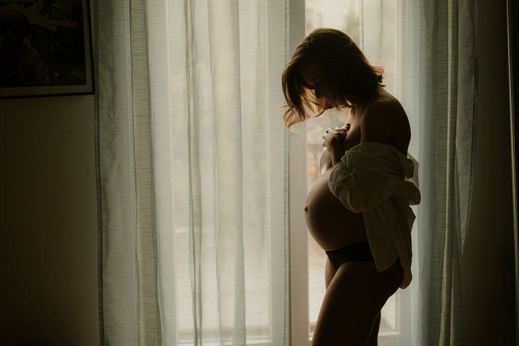 séance maternité artistique Nancy lumière naturelle