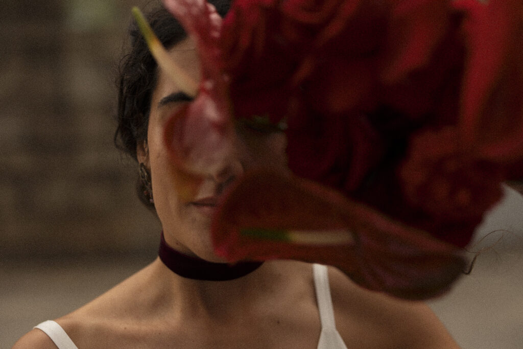 bride portrait with red flowers soft light Porto