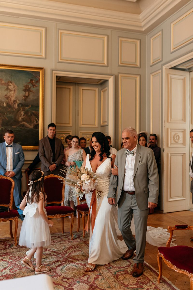 l entrée de la mariée au bras de son pere à la Mairie de Metz