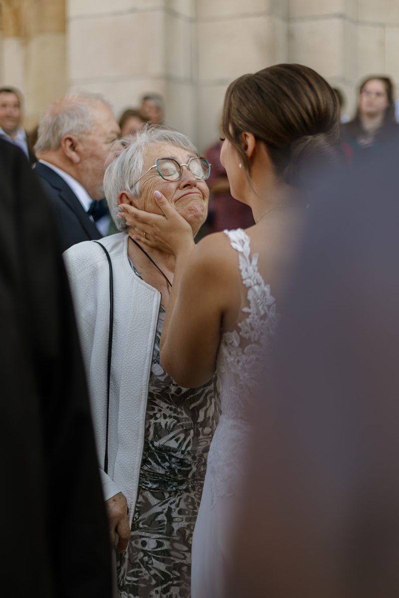 La mariée et sa grand mere regard et emotion à la sortie de l'église