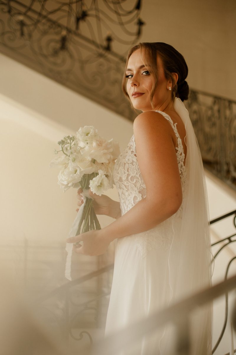 La mariée et sa magnifique robe dans les escaliers du chateau d' art sur meurthe