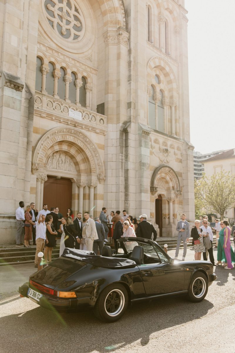 vieille voiture devant l'eglise pour un mariage elegant à Nancy