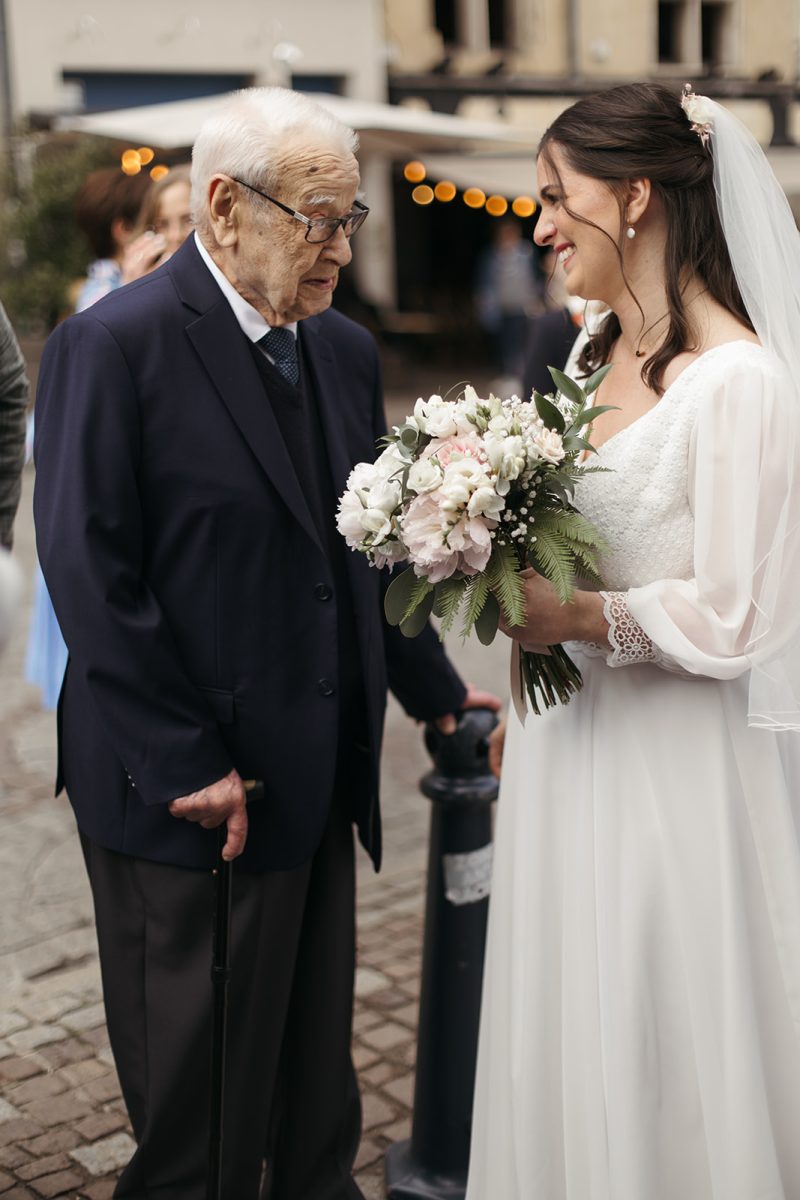 l emotion de la mariée et de son grand père à la sortie de la basilique Saint Efvre à Nancy