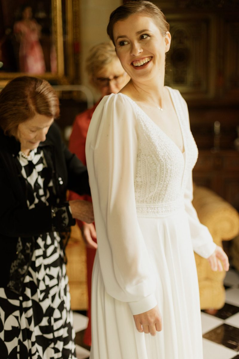 Préparatif et mise de la robe de mariée au Chateau du bois d arlon