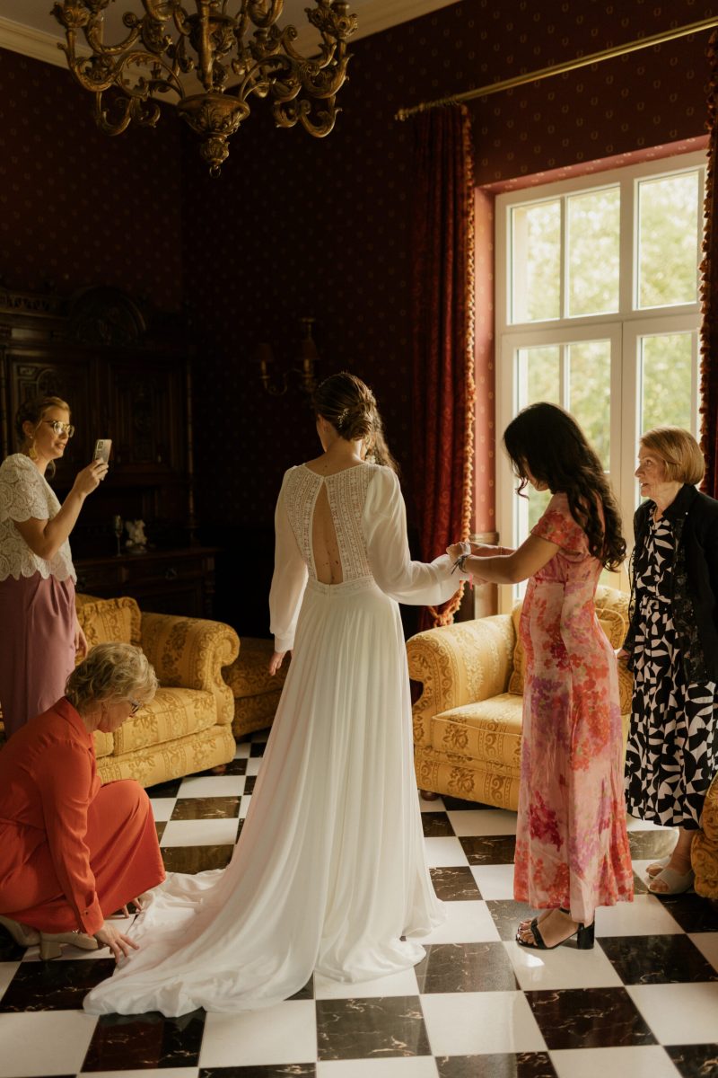Habillage de la mariée par ses proche au Chateau du Bois d' Arlon