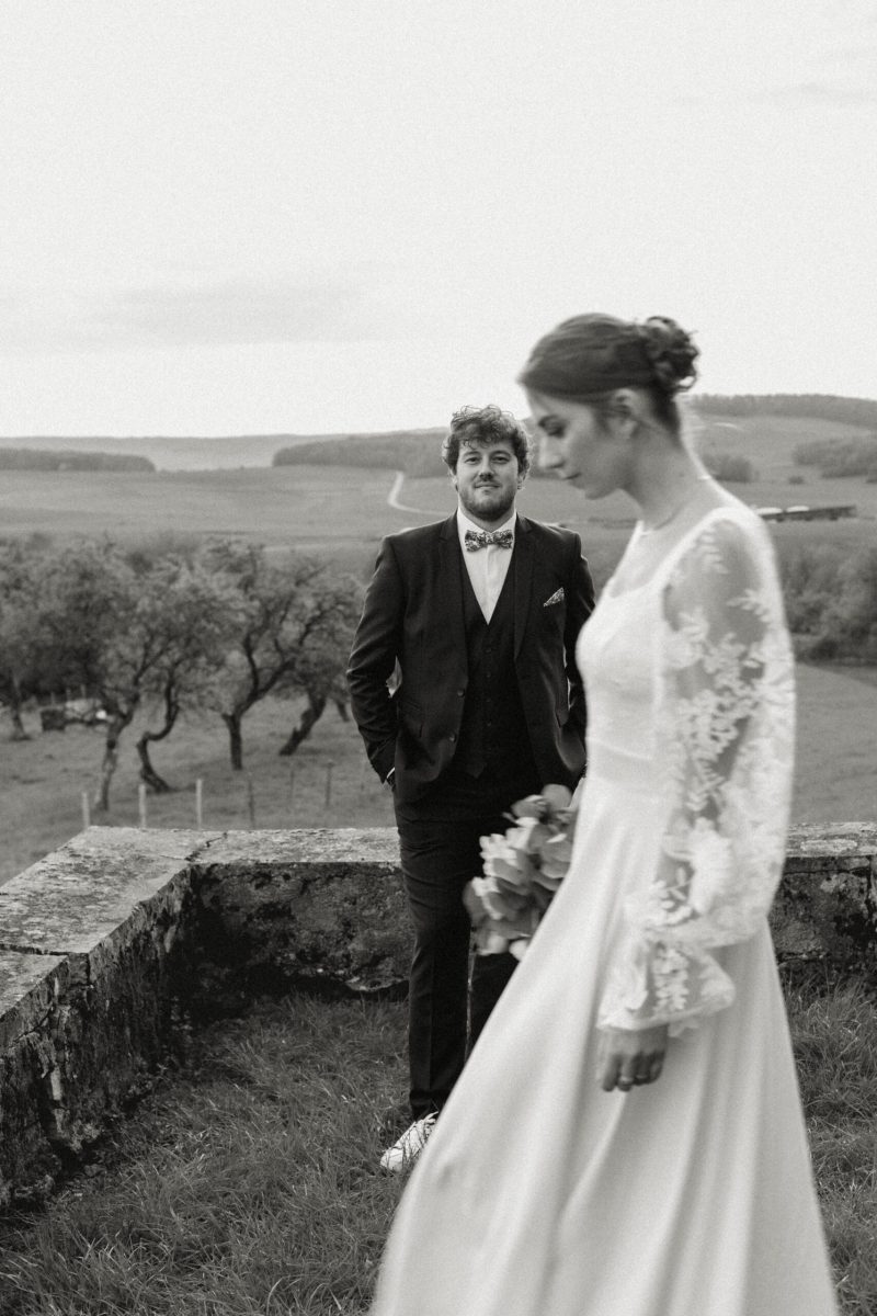 Photographe mariage Nancy Couple de mariés en noir et blanc style moderne