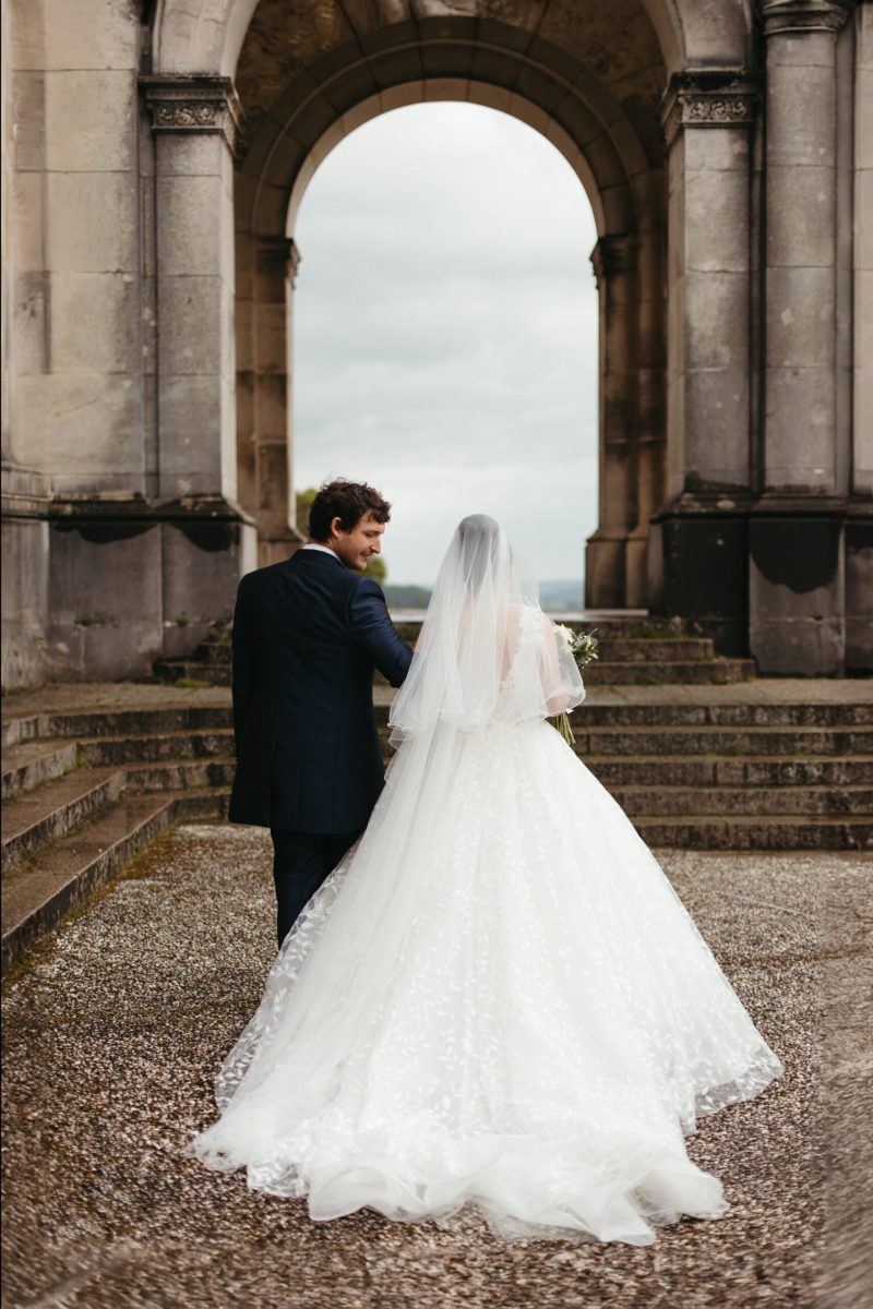 Couple de mariés sortent de la Basilique de Domremy la Pucelle