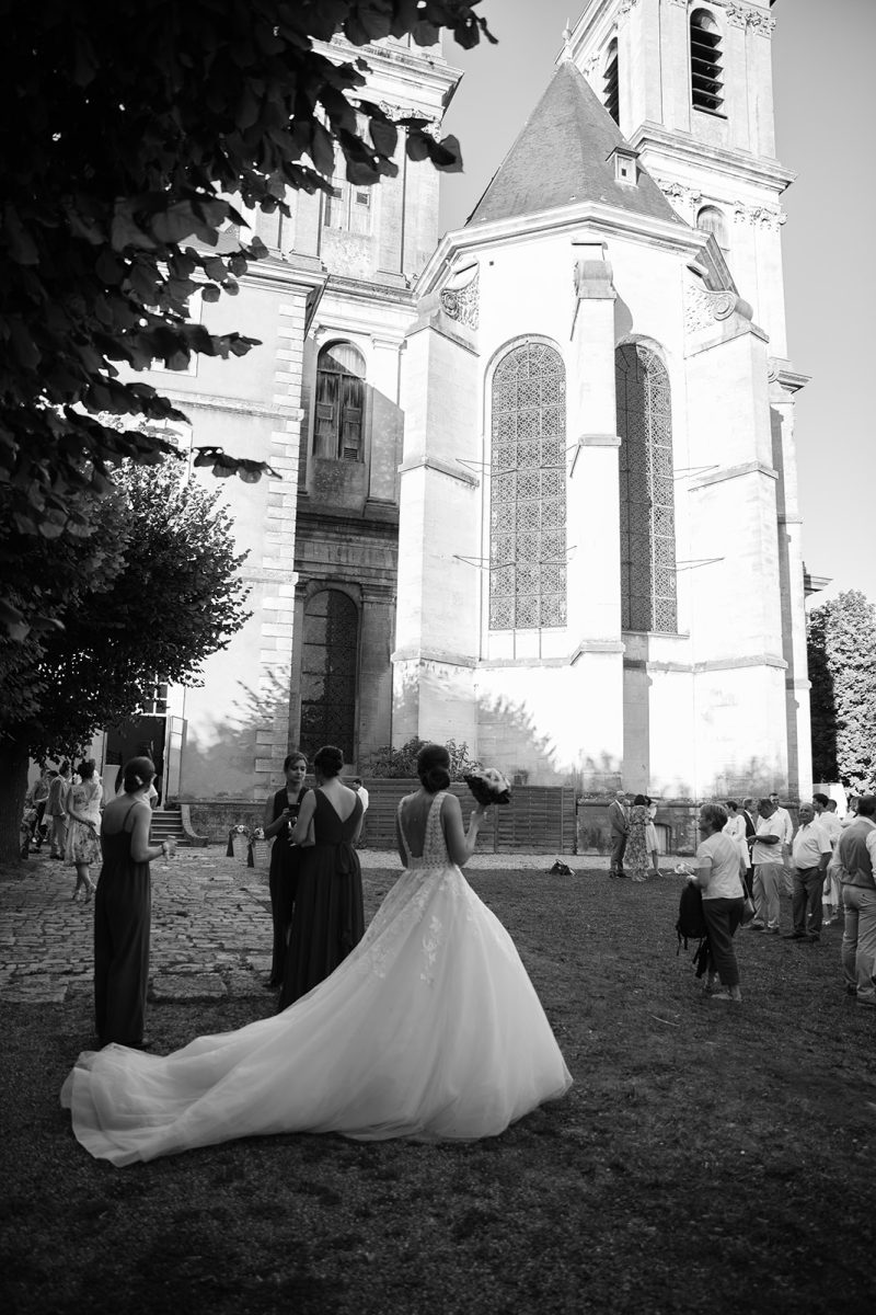 Mariage à l'abbaye des Prémontrées en noir et blanc robe de mariée