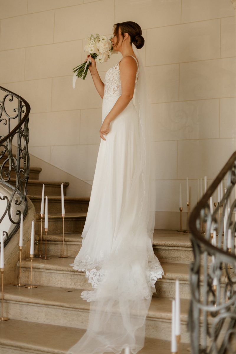une mariée dans l'escalier du Chateau de Art sur Meurthe