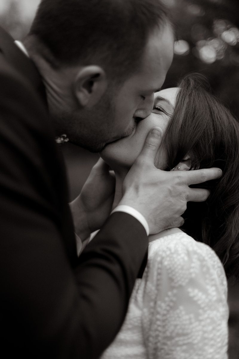 séance photo de couple mariage dans les vergers