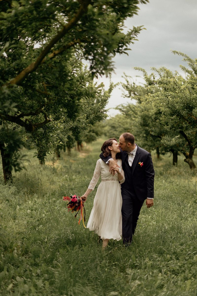 séance photo de couple mariage dans les vergers