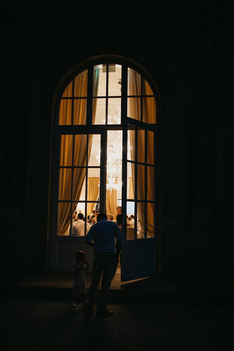 vue de nuit sur la salle de réception d un mariage